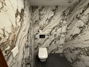 Habitación estándar | Baño | Regadera, regadera tipo lluvia, amenidades de baño gratuitas