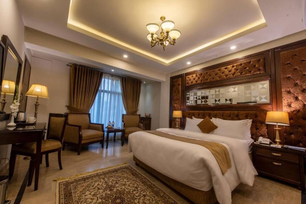 Executive Room, 1 King Bed | Premium bedding, desk, laptop workspace, soundproofing
