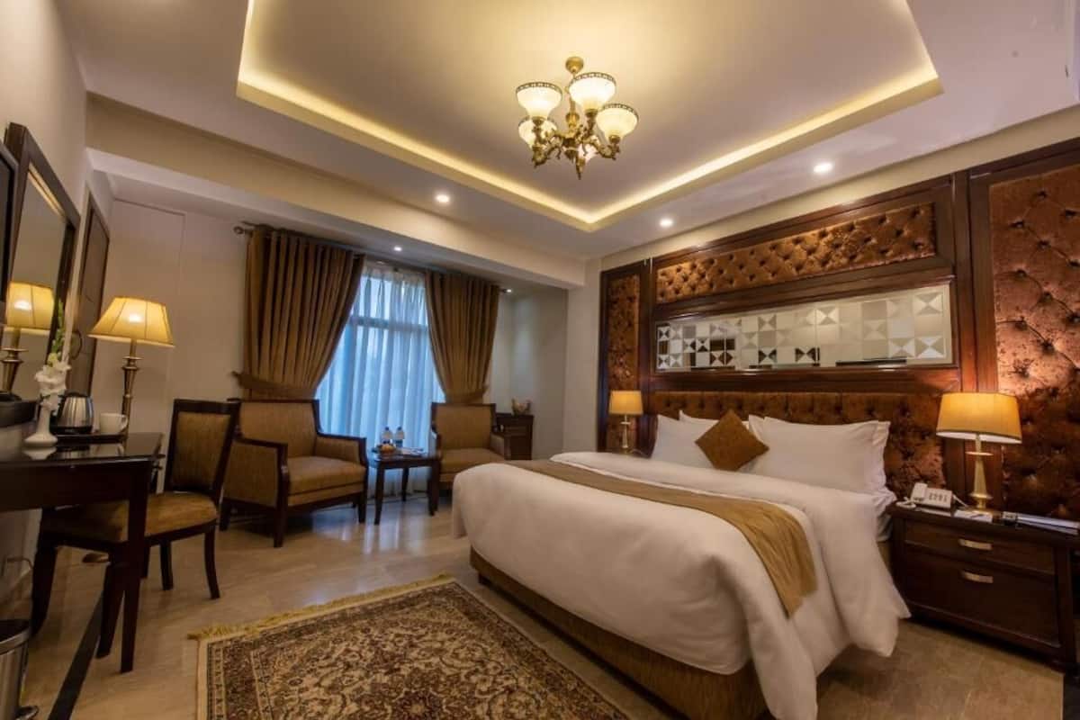 Executive kamer, 1 kingsize bed, niet-roken, uitzicht op heuvels | Luxe beddengoed, een bureau, een laptopwerkplek, geluiddichte muren