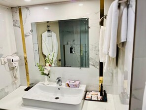Dusche, Regendusche, kostenlose Toilettenartikel, Haartrockner
