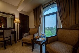 Executive Room, 1 King Bed, Non Smoking | Premium bedding, desk, laptop workspace, soundproofing
