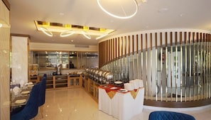 Café da manhã com buffet grátis todos os dias