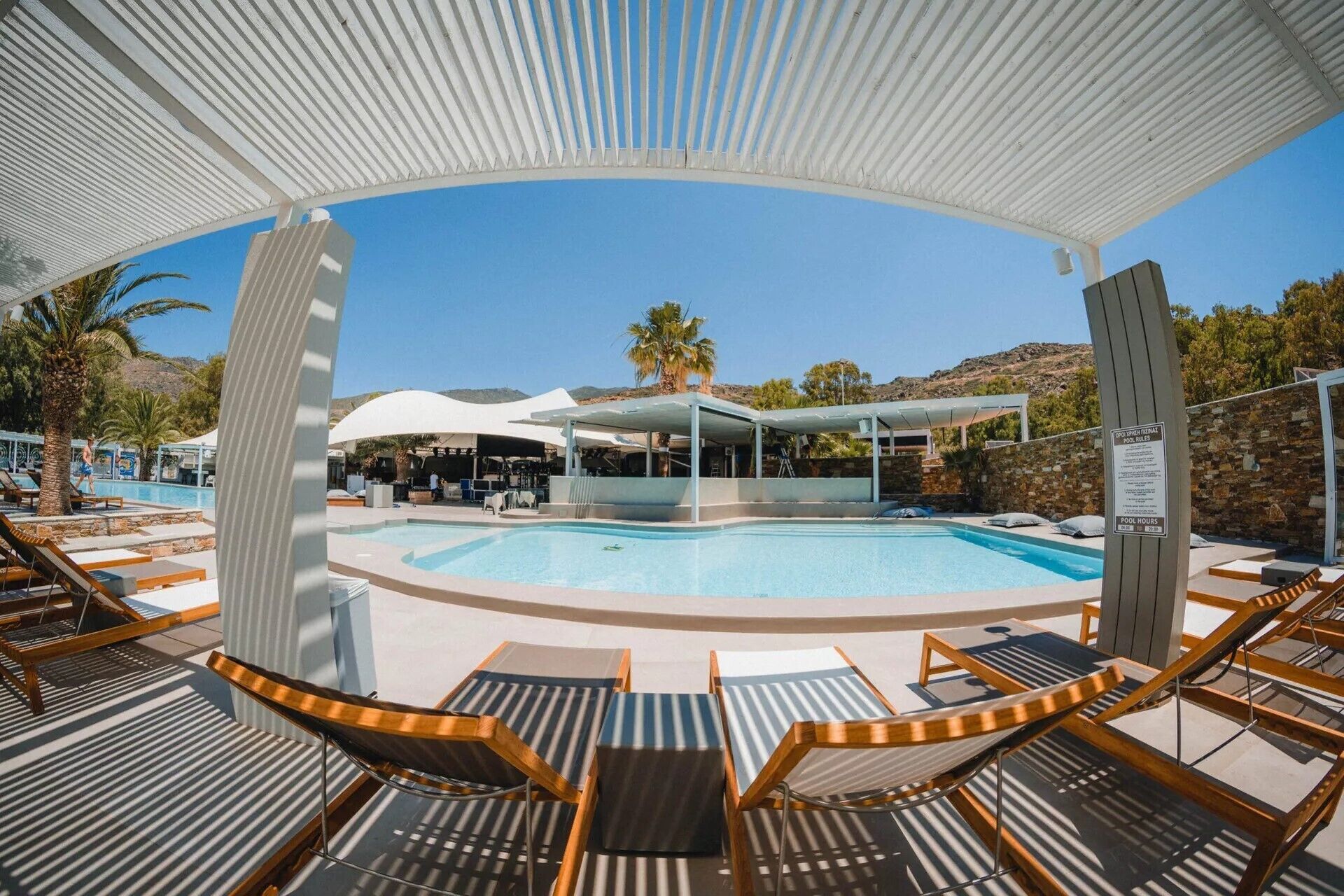 Piscine extérieure (ouverte en saison), chaises longues
