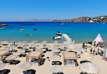 Beach bar. FarOut BeachClub - Rooms & Camping