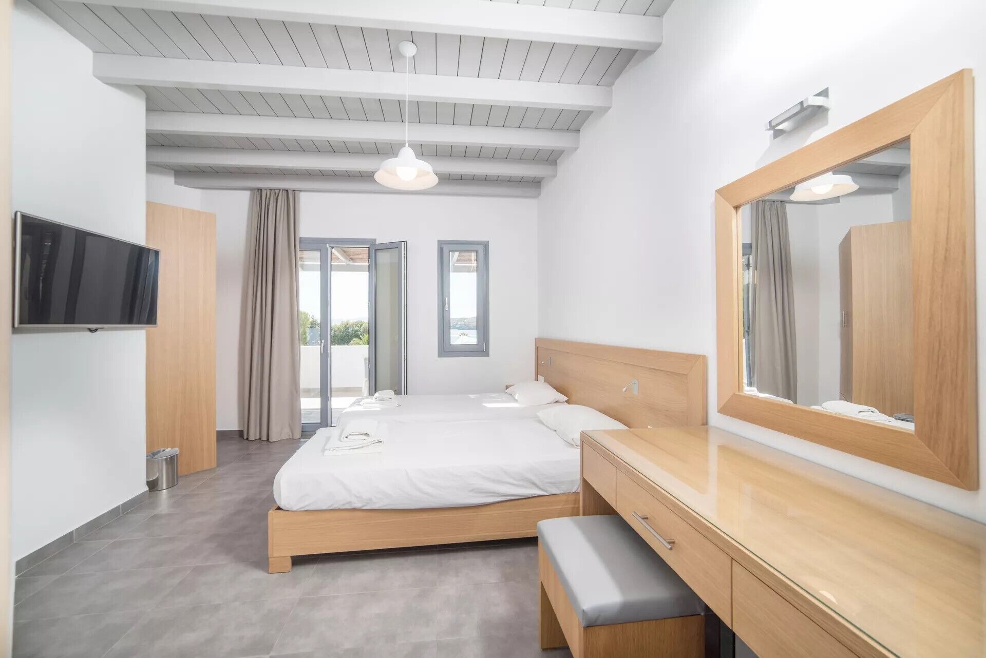 Habitación estándar con 1 cama matrimonial o 2 individuales | Caja de seguridad en la habitación y escritorio 
