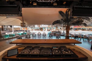 Bar junto a la piscina