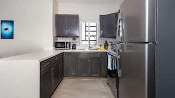 Lemari es, microwave, oven, dan kompor