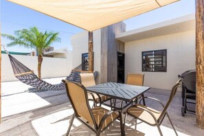 Outdoor dining - Comfortable and equipped 3bed/2bath central home (Puerto Peñasco)