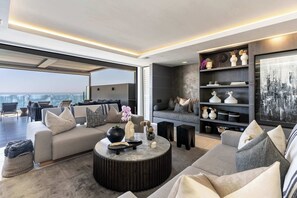 Televisión de pantalla plana, chimenea y servicios de streaming
