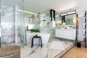 Douche, douche à « effet pluie », sèche-cheveux, serviettes fournies