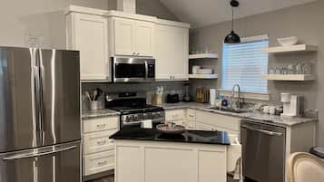 冰箱、微波炉、烤箱、炉灶