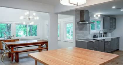 Modern 4BR Hudson Valley Creekside Retreat + Hot Tub! — Sleeps 8