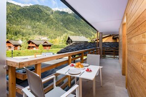 Outdoor dining - Cordée 112 - Chamonix. Mont Blanc view, heated swimming pool (Chamonix)