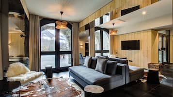 TV connectée, lecteur de DVD, baby-foot, livres