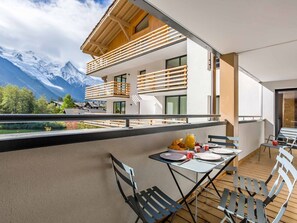 Outdoor dining - Cordée 112 Chamonix: Luxury Apartment with Stunning Views, Heated Pool, and Spa (Chamonix)