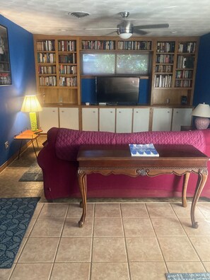 Älytelevisio, DVD-soitin, kirjoja