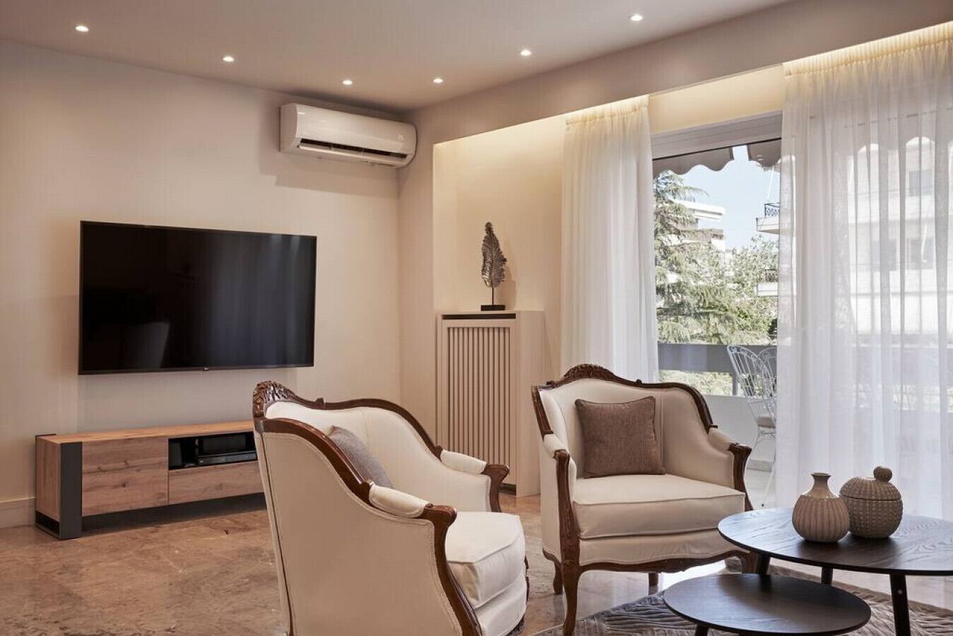 TV connectée, chaîne hi-fi, espaces bureaux, écrans d'ordinateur