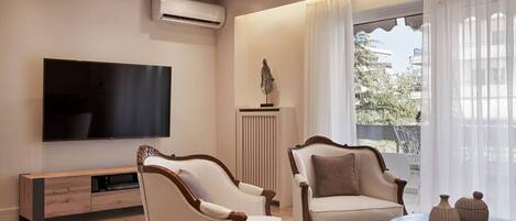 Een smart-tv, een stereo, een kantoor en een computerscherm