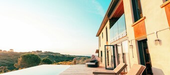 Luxury villa, heated infinity pool, hot tub near Carcassonne, South of France