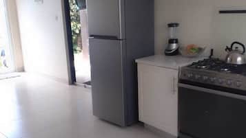 Refrigerador, horno, parrilla de estufa y cafetera y tetera