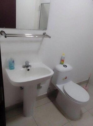 Shower, towels, soap, toilet paper - Natures Retreat (Bellevue Chopin)
