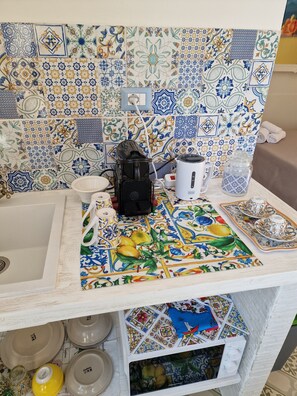 Réfrigérateur, micro-ondes, plaque de cuisson, lave-vaisselle