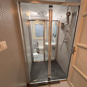 Amenidades de baño ecológicas, secadora de cabello, bidet, toallas