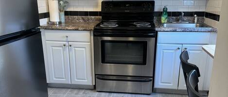 Frigorifero, microonde, piano cottura, macchina per tè/caffè