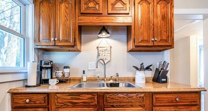 Cozy Queen 2BR Bungalow Convenient to Downtown