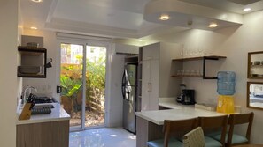 Kühlschrank, Ofen, Herdplatte, Wasserkocher mit Kaffee-/Teezubehör