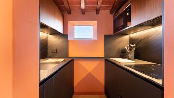 Réfrigérateur, micro-ondes, plaque de cuisson, lave-vaisselle