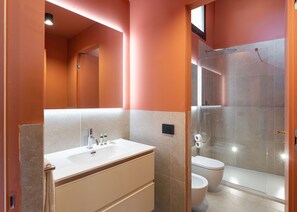Douche, sèche-cheveux, bidet, serviettes fournies