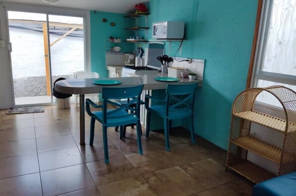 Réfrigérateur, micro-ondes, four, cafetière/bouilloire