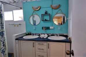 Douche, sèche-cheveux, serviettes fournies, savon