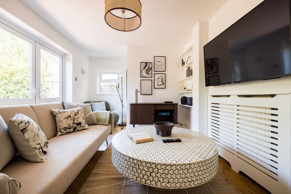 Apartment (2 Bedrooms) | Living room