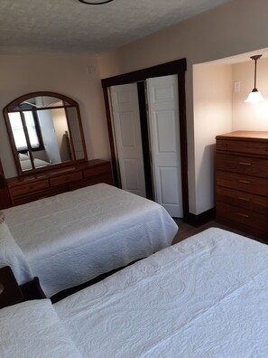 1 habitación, tabla de planchar con plancha, wifi gratis y ropa de cama