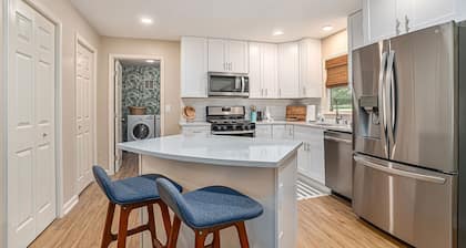 Spacious Getaway w/Fast WiFi, Chefâs Kitchen for 8+