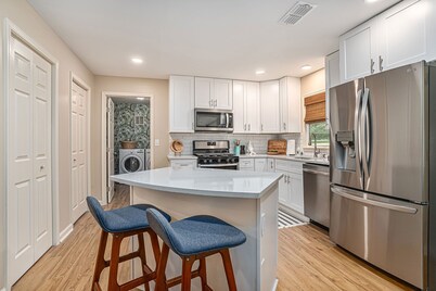 Spacious Getaway w/Fast WiFi, Chef’s Kitchen for 8+