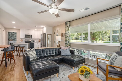 Spacious Getaway w/Fast WiFi, Chef’s Kitchen for 8+