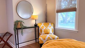 3 quartos, escrivaninha, ferros/tábuas de passar roupa, berço de viagem