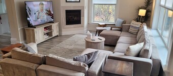 The Sundowner - Gorgeous Victorian Home Just 1 Block from Beach and Downtown!