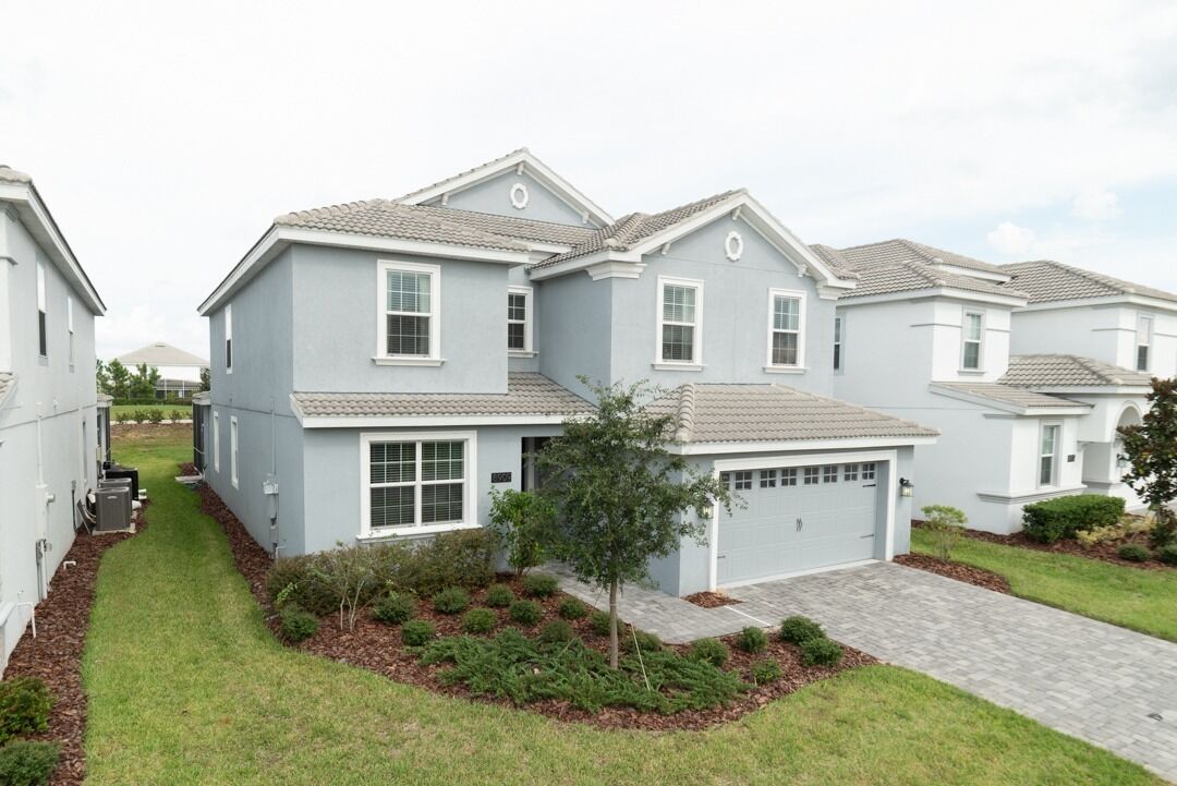 INCREDIBLE MINNIE and AVENGERS Single Family House