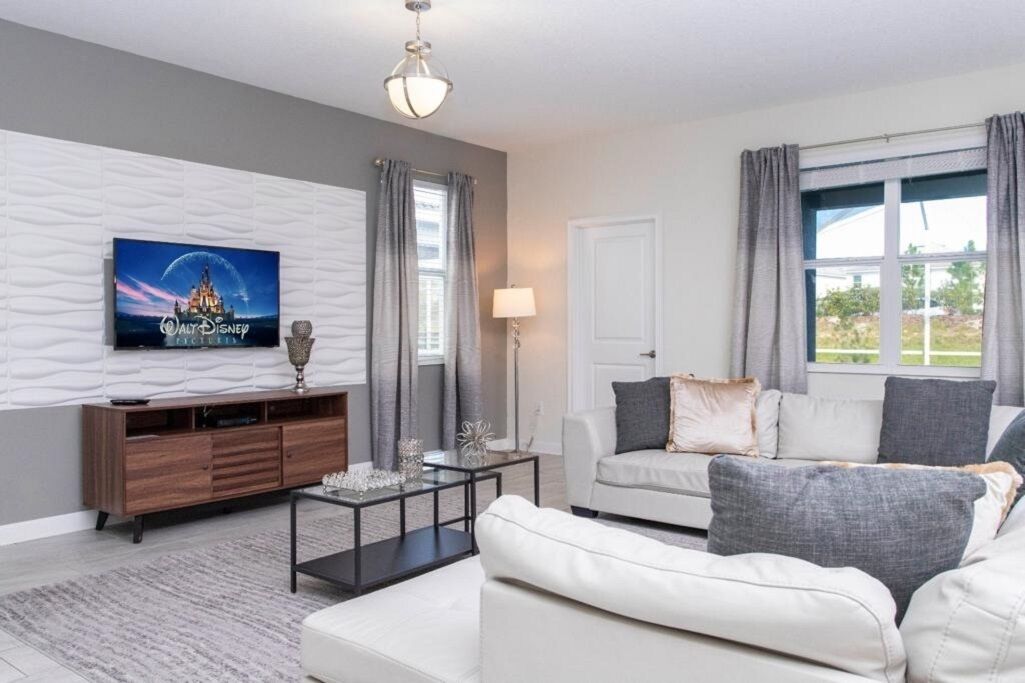 INCREDIBLE MINNIE and AVENGERS Single Family House