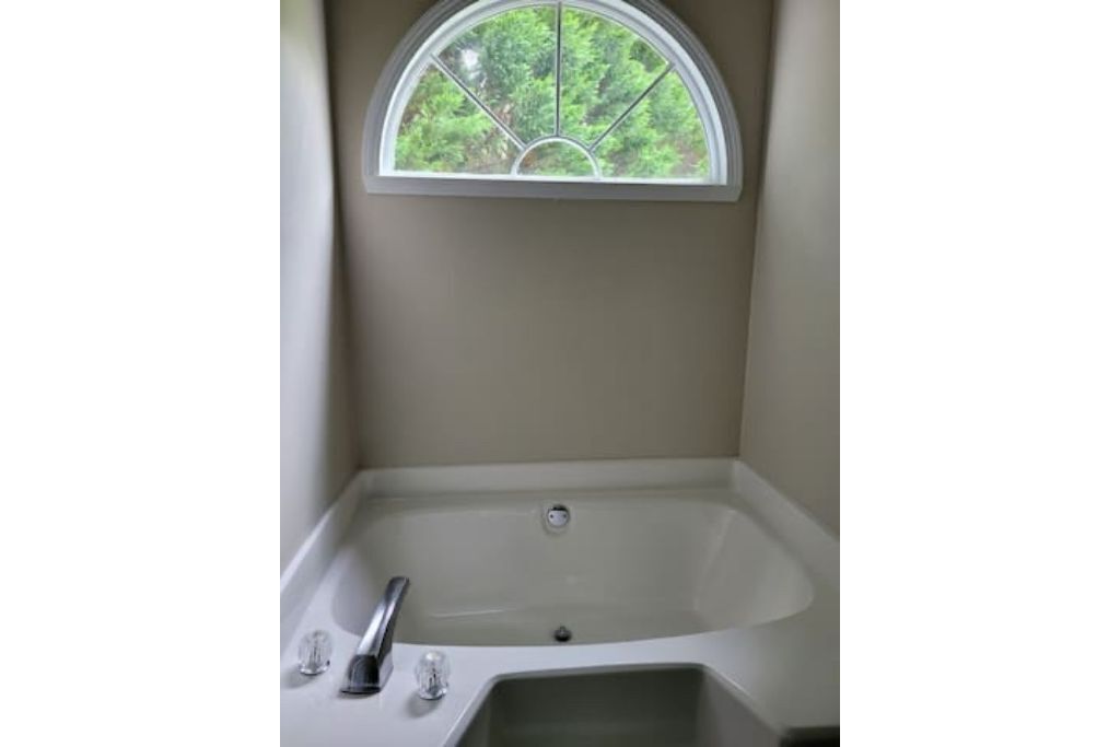 Quiet Lake Community with enclosed Lanai/ sleeps 6