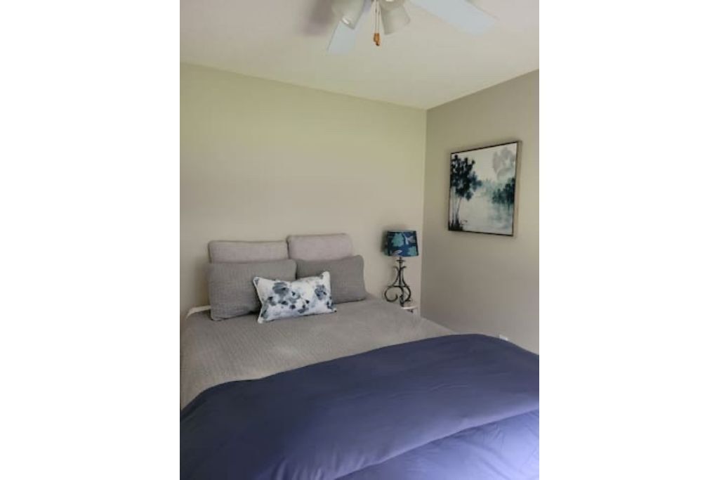 Quiet Lake Community with enclosed Lanai/ sleeps 6