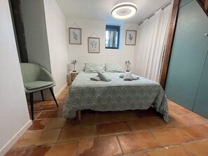 3 Schlafzimmer, Schreibtisch, Bügeleisen/Bügelbrett, Reisekinderbett