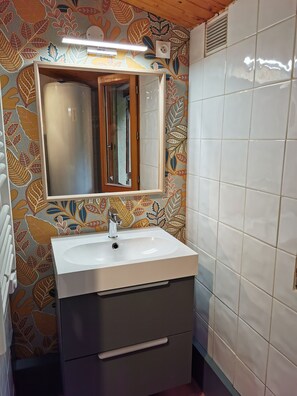 Banheira, secador de cabelo, toalhas de banho, papel higiênico