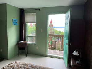 Premium bedding, individually decorated, individually furnished - Auberge Château Bahia (Escuminac)