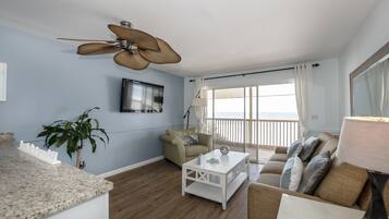 Condo premium, 1 quarto, sacada, de frente para o oceano | Área de estar | TV LCD 55 polegadas com canais digitais, TV, Netflix