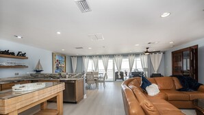 Appart'hôtel Exécutif, 4 chambres, balcon, vue océan | Coin séjour